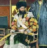 Эмир Бухары Сеид-Абдул-Ахад-хан (1859-1910/1911 г.г.), в парадном облачении. Фотография сделана примерно в 1890-х годах. Эмир изображен в традиционном халате (чапане) и большой меховой шапке, сидящим в кресле. Сеид-Абдул-Ахад-хан правил Бухарским эмиратом с 1885 по 1910 год. В этот период Бухарский эмират находился под протекторатом Российской империи. Сеид Абдулахад-хан был девятым бухарским эмиром из узбекской династии Мангытов, правившим с 1885 по 1910 годы. Правил в тесном сотрудничестве с российским императором и носил титул «Высочество», пожалованный ему Николаем II в 1896 году. Эмир был известен своей благотворительностью. Он жертвовал средства на ремонт мечетей и строительство Санкт-Петербургской мечети, крупнейшей в Европе на тот момент. В отличие от других мусульманских лидеров того времени, он много путешествовал по европейской части Российской империи, каждое лето проводя в Ялте. Скончался в конце 1910 года в Кермине, предположительно от болезни почек.