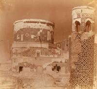 Медресе Тилля-Кари в Самарканде. Фотография Сергея Прокудина-Горского. Около 1911 г. На снимке видны исторические архитектурные детали, включая минарет и мечеть с характерными геометрическими узорами. Медресе Тилля-Кари является памятником исламской архитектуры и частью ансамбля Регистан.