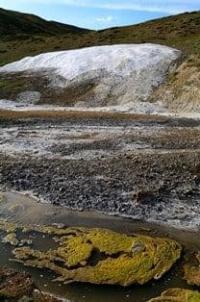 Месторождение соли Кайнатпа туз расположено на высоте 1965 метров над уровнем моря на правом берегу небольшого ручья Кайнатпа Туз в восточной части гор Шоальдыр.