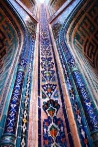 Внутренние интерьеры мечети в медресе Тилля-Кари.