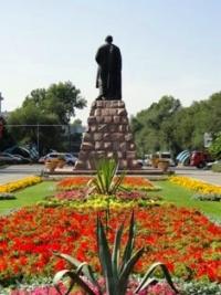 Алматы. Памятник Абаю Кунанбаеву.