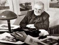 Дмитрий Павлович Багаев в рабочем кабинете, в музее.