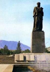 Памятник Авиценне в Душанбе.