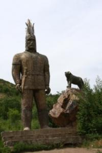 Статуя золотого человека и барса в ущелье Тургень.