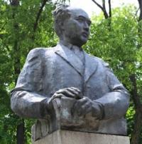 Бюст Ауезову в Алматы.