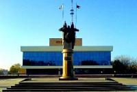 Скульптурная композиция на площади города.