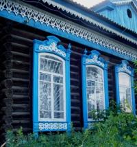 Дома постройки прошлого века в поселке.