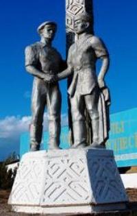 Скульптура на въезде в город.