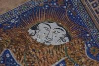 На портале изображены фантастические звери кошачьей породы и серны.
