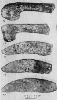 The Shamsi hoard included two axes with drooping butts, a celt-like hammer, a gouge and a spear-shaped chisel, an adze with a shoulder, and an adze with a frontal lug.