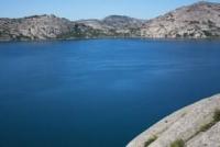 Высокий обзорный ракурс на озеро: спокойствие, уединённость и мощь горного рельефа.