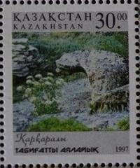 На марке изображен снежный барс (ирбис) в природном ландшафте. Это почтовая марка Казахстана, выпущенная в 1997 году.