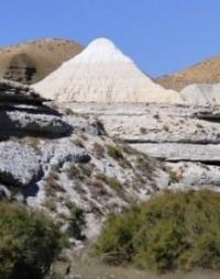 Ступенчатые скальные стены, напоминающие гигантские амфитеатры. На их поверхности заметны тысячи слоёв осадочных пород - стратиграфическая летопись, охватывающая до 60 - 70 миллионов лет истории.