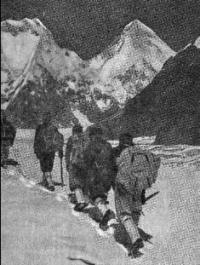 Climbers on the Zvezdochka glacier. In the background is the peak of Chapaev and Khan-Tengri. Photo A.A. Letaveta.