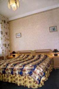 Twin room.