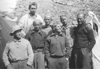 «Оловоразведка» 1935 год В первом ряду слева – Г.Харлампиев, справа рядом – М.Дадиомов, чуть повыше – В.Абалаков, перед ним внизу – Валентина Абалакова, выше нее – Евгений Абалаков и справа – Лоренц Саладин. (Фото Л.Саладина).