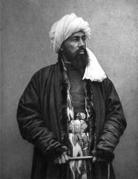 Таджик в халате с меховой отделкой (Самарканд). Фотография Г. Крафта, 1898 - 1899 г.г.
