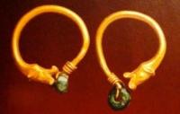 Women's earrings "Dragon biting its own tail" found at the excavations of the Kerderi mausoleum.