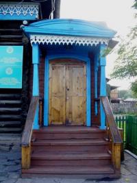 Типичное крыльцо дома у казаков-переселенцев в поселке.