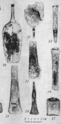 The Shamsi hoard included two axes with drooping butts, a celt-like hammer, a gouge and a spear-shaped chisel, an adze with a shoulder, and an adze with a frontal lug.