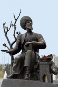 Памятник Молланепесу в Ашгабаде.