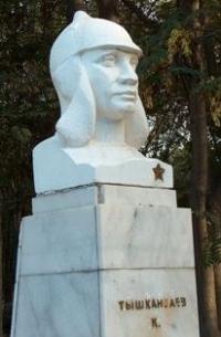 Скульптура Кожахмету Тышканбаеву (1916 - 1943 г.г.) - сержанту Рабоче-крестьянской Красной Армии, участнику Великой Отечественной войны, Герою Советского Союза (1944 г.).