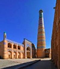 В центре Ичан-калы находится самое старое медресе Хивы - медресе Ширгази-хана.
