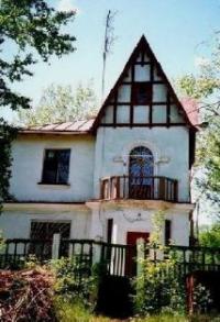 The general's cottage, judging by the dilapidation, is a photo after 1964. After the closure of the Polygon, it was slightly reconstructed and turned into a local church.