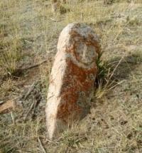 Балбал в окрестностях гор Кокен-Тау.