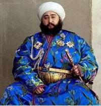 Сейид Мир Мухаммед Алим-хан (1880-1944 г.г.) последний эмир Бухарского эмирата. Фотография была сделана знаменитым русским фотографом Сергеем Прокудиным-Горским в 1911 году. Снимок является одним из первых цветных фотографических портретов, выполненных с использованием технологии цветоделения. Эмир изображен в традиционном бухарском наряде, украшенном орденами Российской империи, символизирующими статус Бухары как протектората России в то время. Был последним, 12-м, эмиром Бухарского эмирата и представителем узбекской династии Мангытов. Он правил с 4 декабря 1910 года до захвата Бухары Красной армией 2 сентября 1920 года. Родился 3 января 1880 года в Бухаре. После падения эмирата он эмигрировал и умер 5 мая 1944 года в Кабуле, Афганистан.
