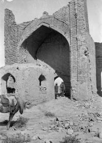 Askhabs Bureid ibn Al-Khuseib al-Aslami and Al-Khakim ibn Amr Al-Gifari.