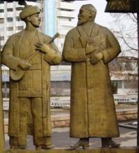 Фрагмент с изображением Абая Кунанбаева у монумента Независимости в Алматы.