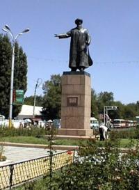 Памятник поэту Жамбылы Жабаеву.