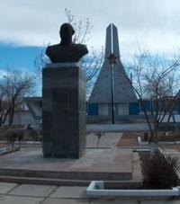 Monument to the first builders of the city and Baikonur Cosmodrome. Alexander Petrovs photo.