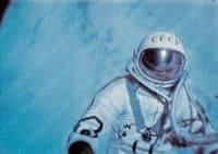 18 марта 1965 года человек впервые вышел в открытый космос. В открытом космосе космонавт Алексей Леонов находился 12 минут 9 секунд.