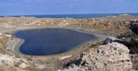 Озеро Куздакары на берегу Каспийского моря, в окрестностях провала Жыгылган.