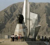 Этот памятник Ленина находился в городе Небит-Даг (ныне Балканабад), недалеко от Дома пионеров.