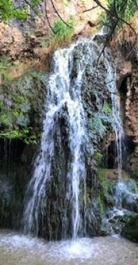 Водопад на безымянном ручье недалеко от пещеры.