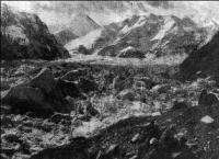 After the breakthrough of Lake Merzbacher. Floating ice floes sank to the bottom. Photo V.F. Gusev.